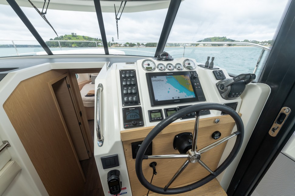 Swift Trawler 41 Fly Eclipse 13 helm2