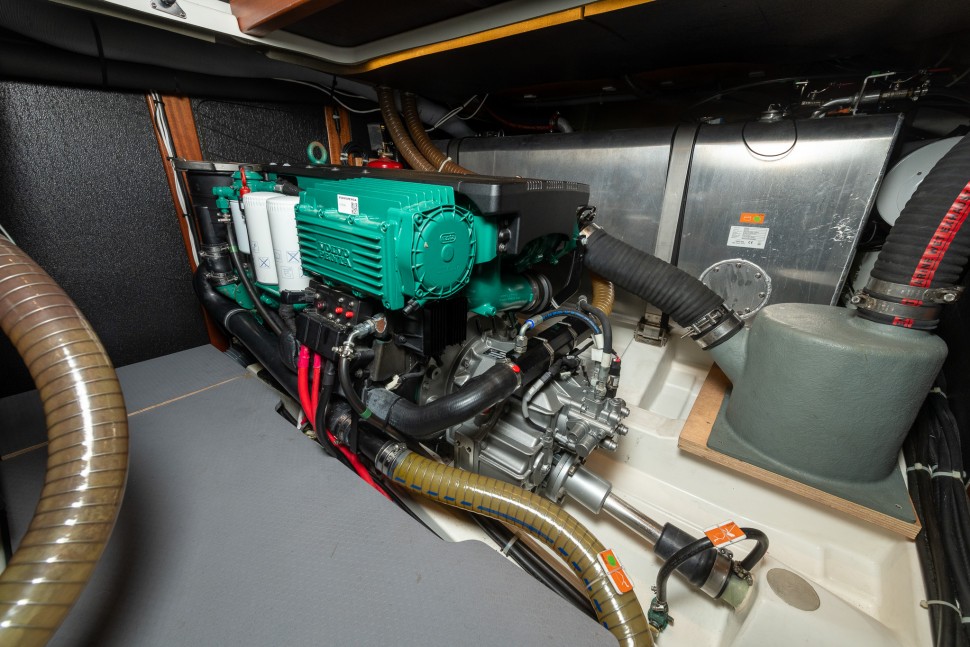 Swift Trawler 41 Fly Eclipse 19 engine2