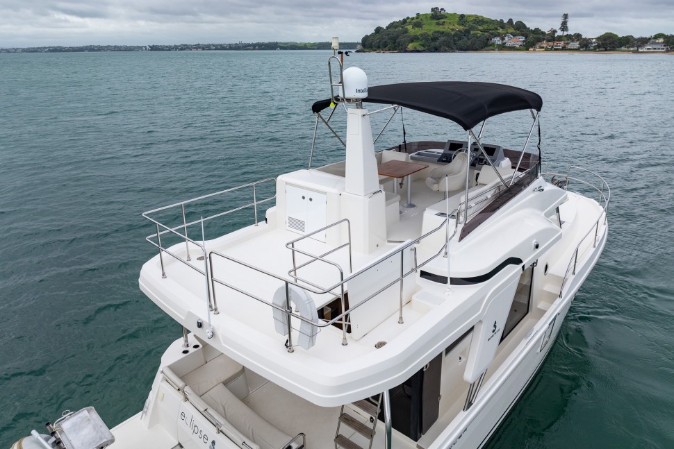 Swift Trawler 41 Fly Eclipse 7 exterior flybridge2