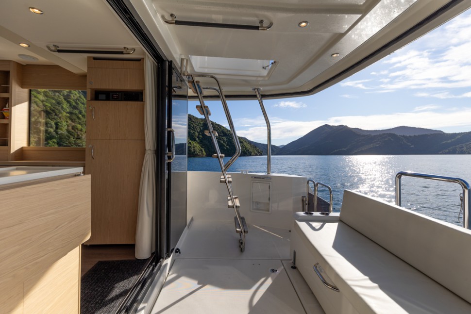 Swift Trawler 6 Cockpit stbd
