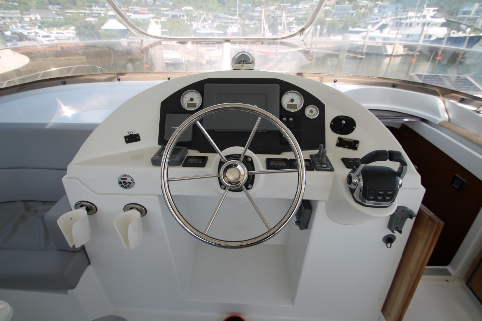 Swift trawler 18 flybridge helm.jpg