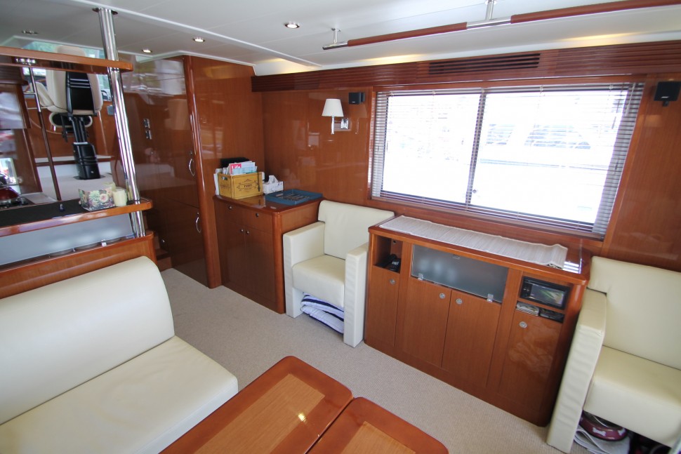 Swift trawler 5 saloon stbd.jpg