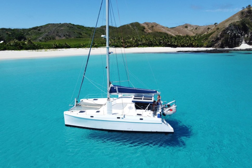 catana 411 niue 02 at anchor