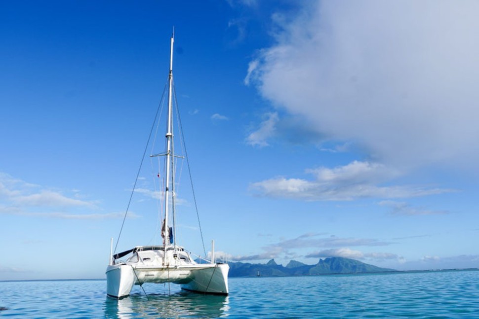 catana 411 niue 03 at anchor mountain
