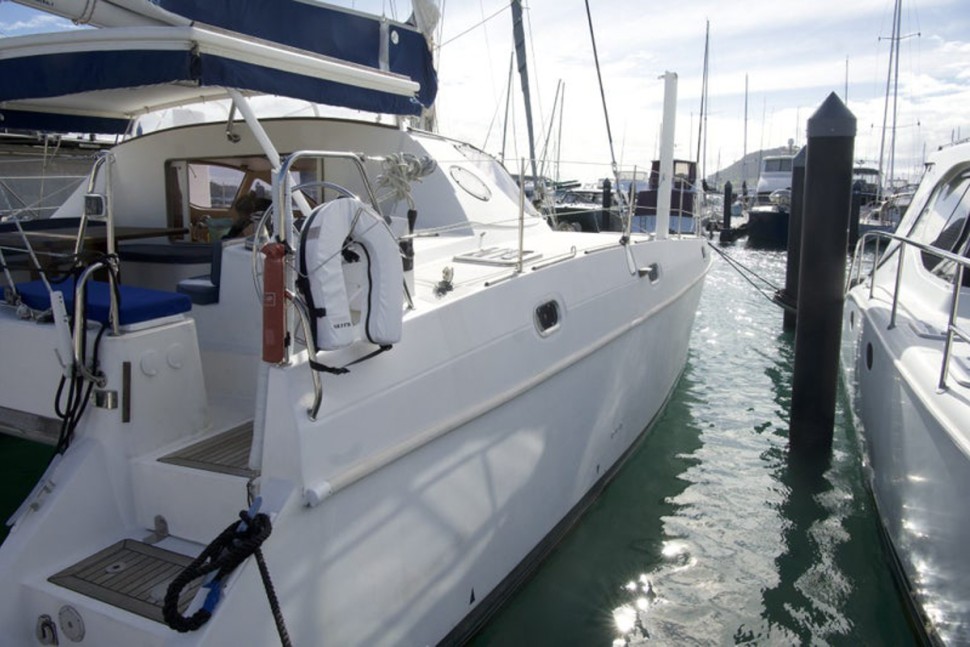 catana 411 niue 05 bow dockside