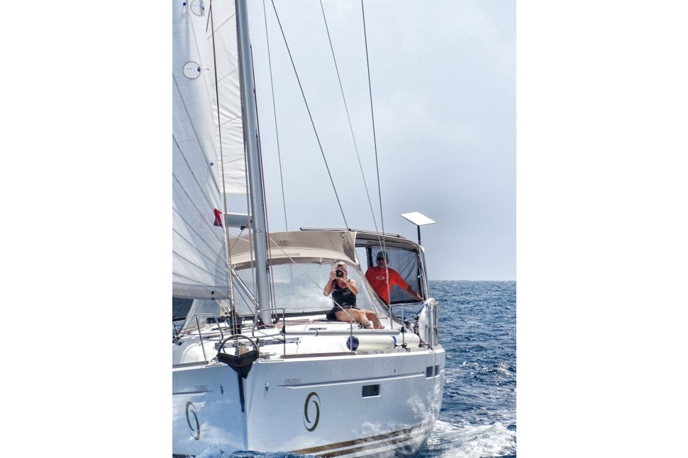 jeanneau sun odyssey 469 06 sailing stern quarter