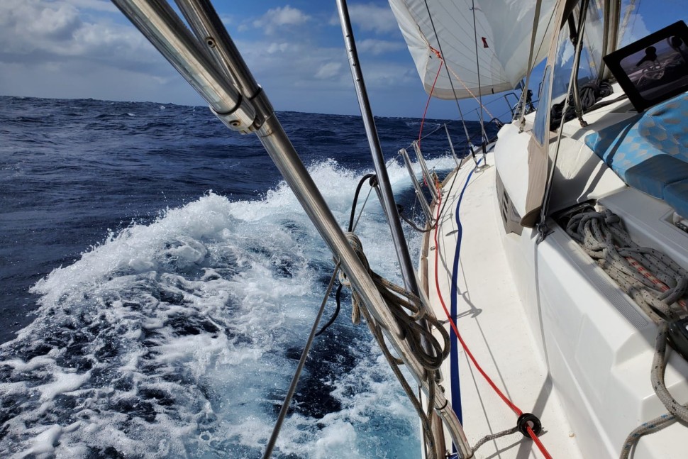 jeanneau sun odyssey 469 07 sailing bow spray