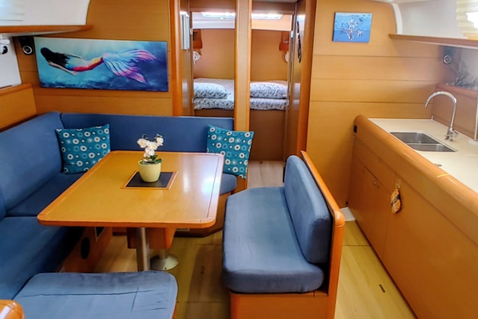 jeanneau sun odyssey 469 13 saloon dinette galley