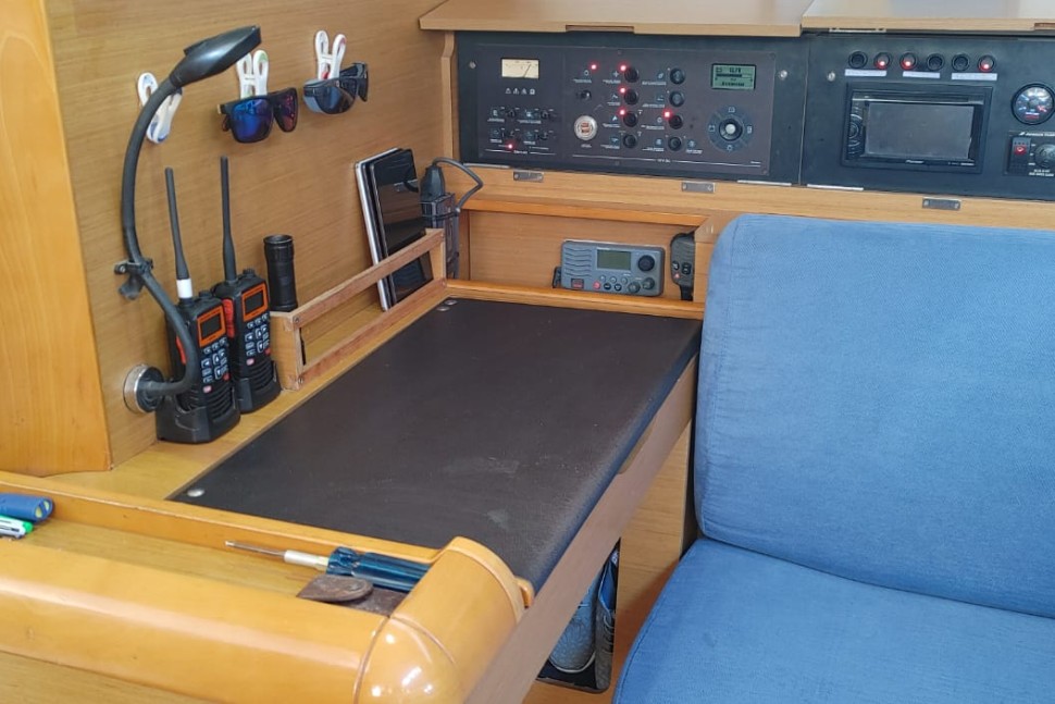 jeanneau sun odyssey 469 14 navigation station