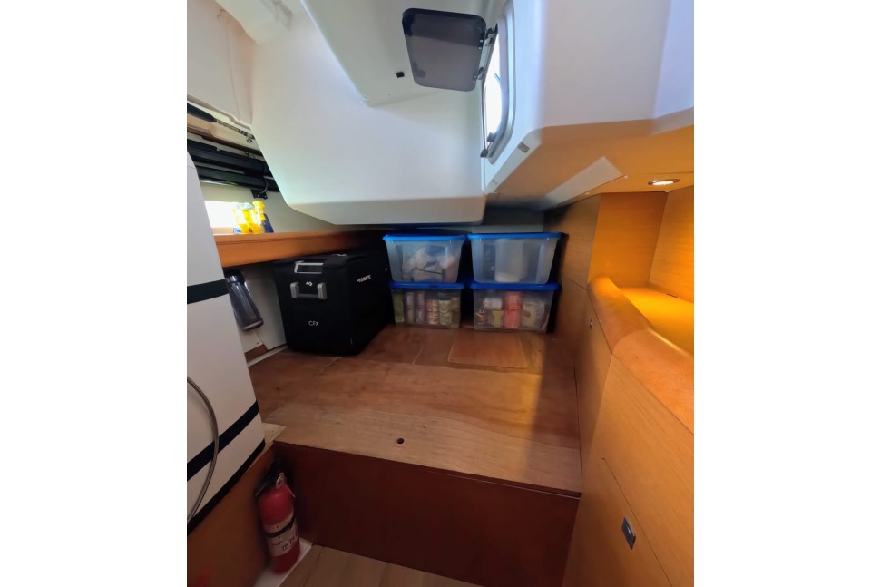 jeanneau sun odyssey 469 17 aft storage fridge