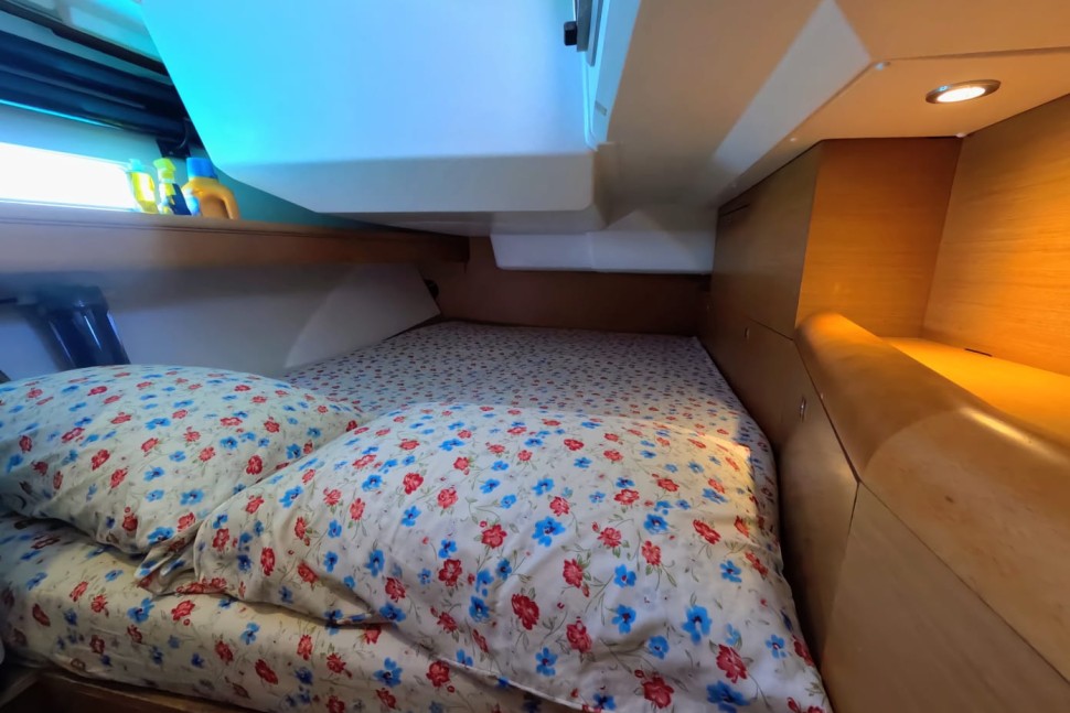 jeanneau sun odyssey 469 18 aft cabin berth