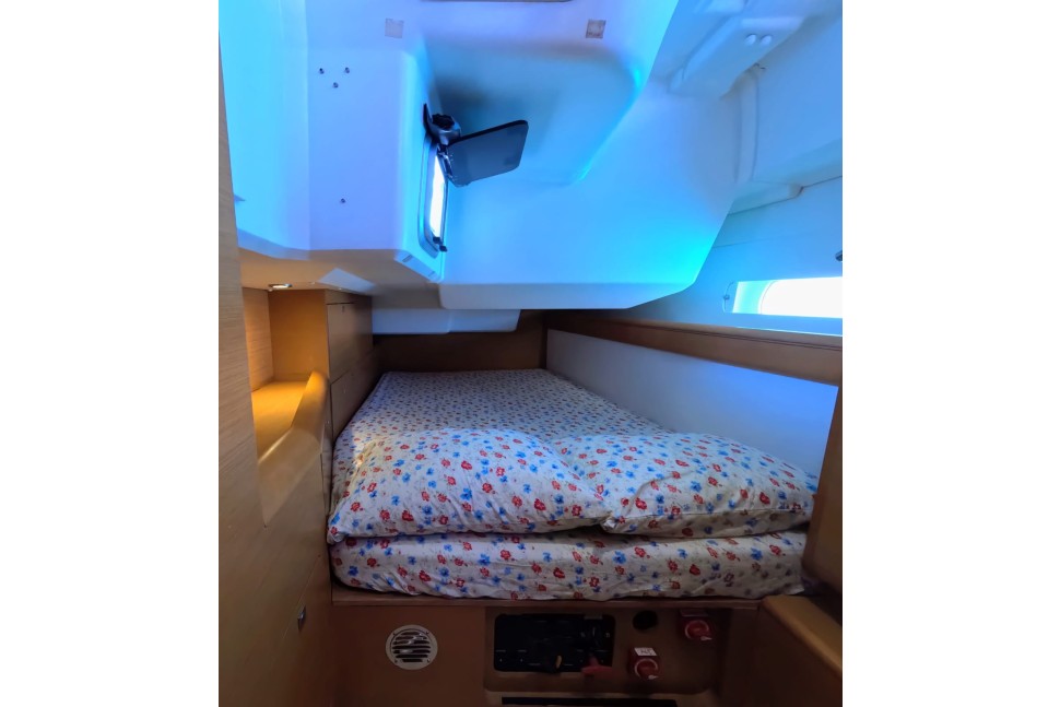 jeanneau sun odyssey 469 19 aft cabin overhead