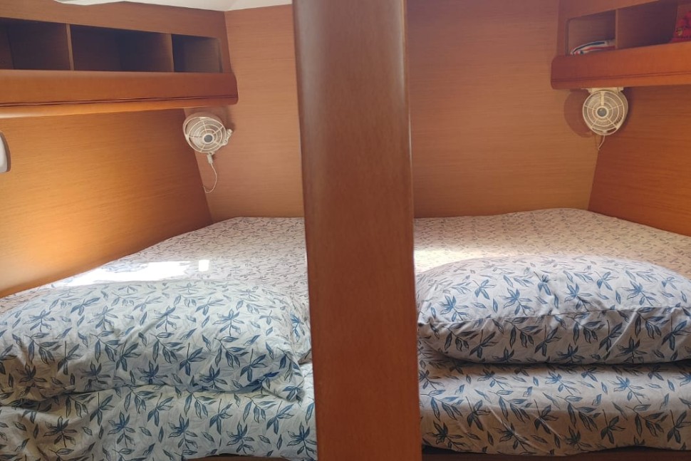 jeanneau sun odyssey 469 24 forward cabin twin berths
