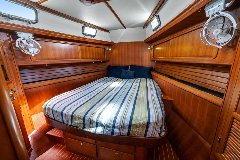 outbound 46 14 master cabin island berth