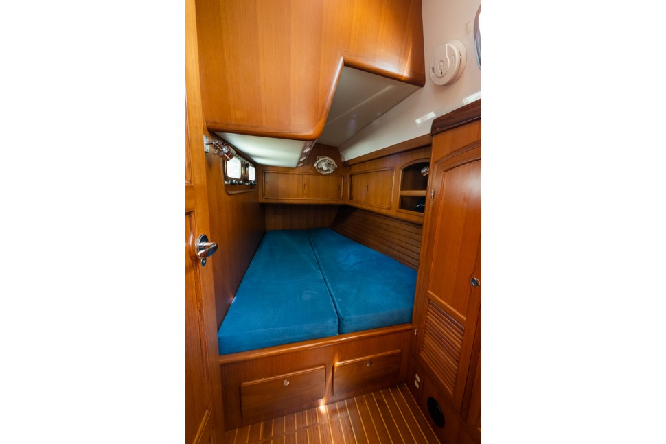 outbound 46 16 guest cabin double berth