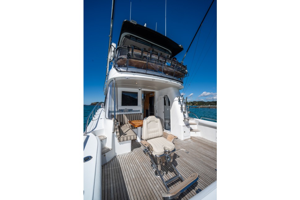 salthouse 52 watia 06 cockpit game chair