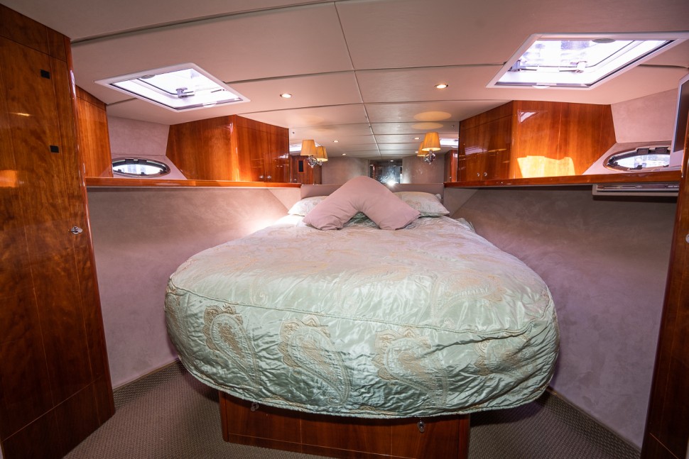 salthouse 52 watia 16 forward cabin