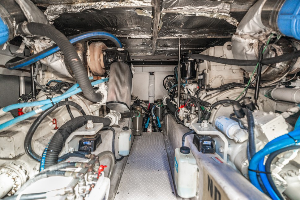 sea ray 500 20 engine bay