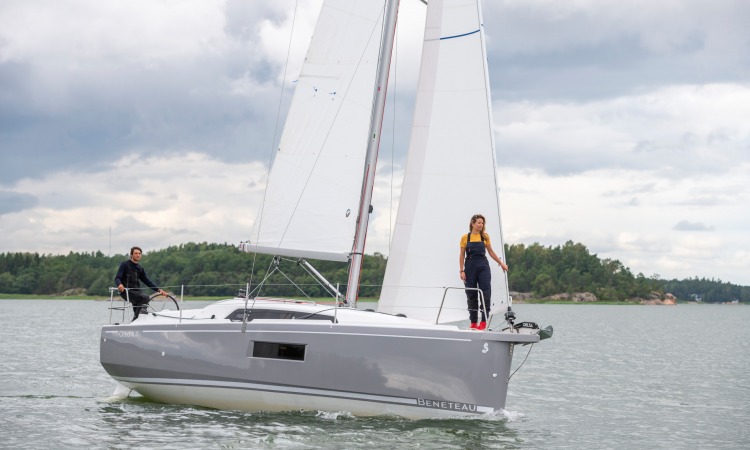 Oceanis 30.1 sailing 2